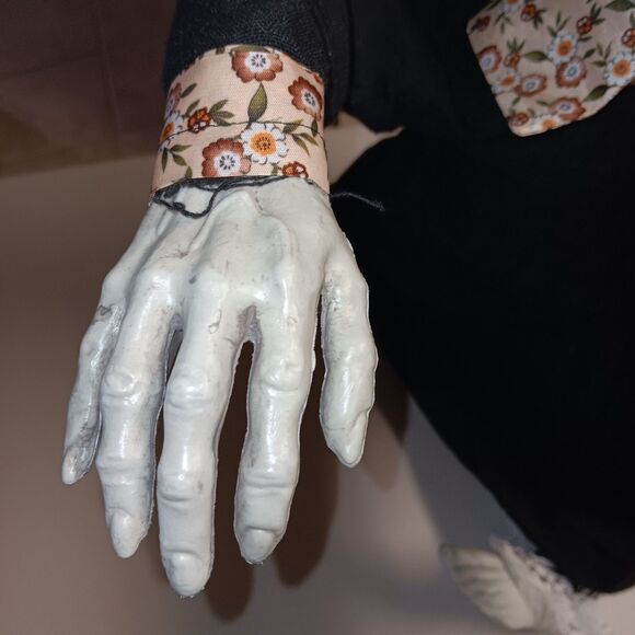 Creepy Dawn the Animated Crawling Zombie Girl Indoor or Covered Outdoor Appx 26" - Picture 7 of 13